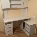 Компьютерный стол угловой с полками правый